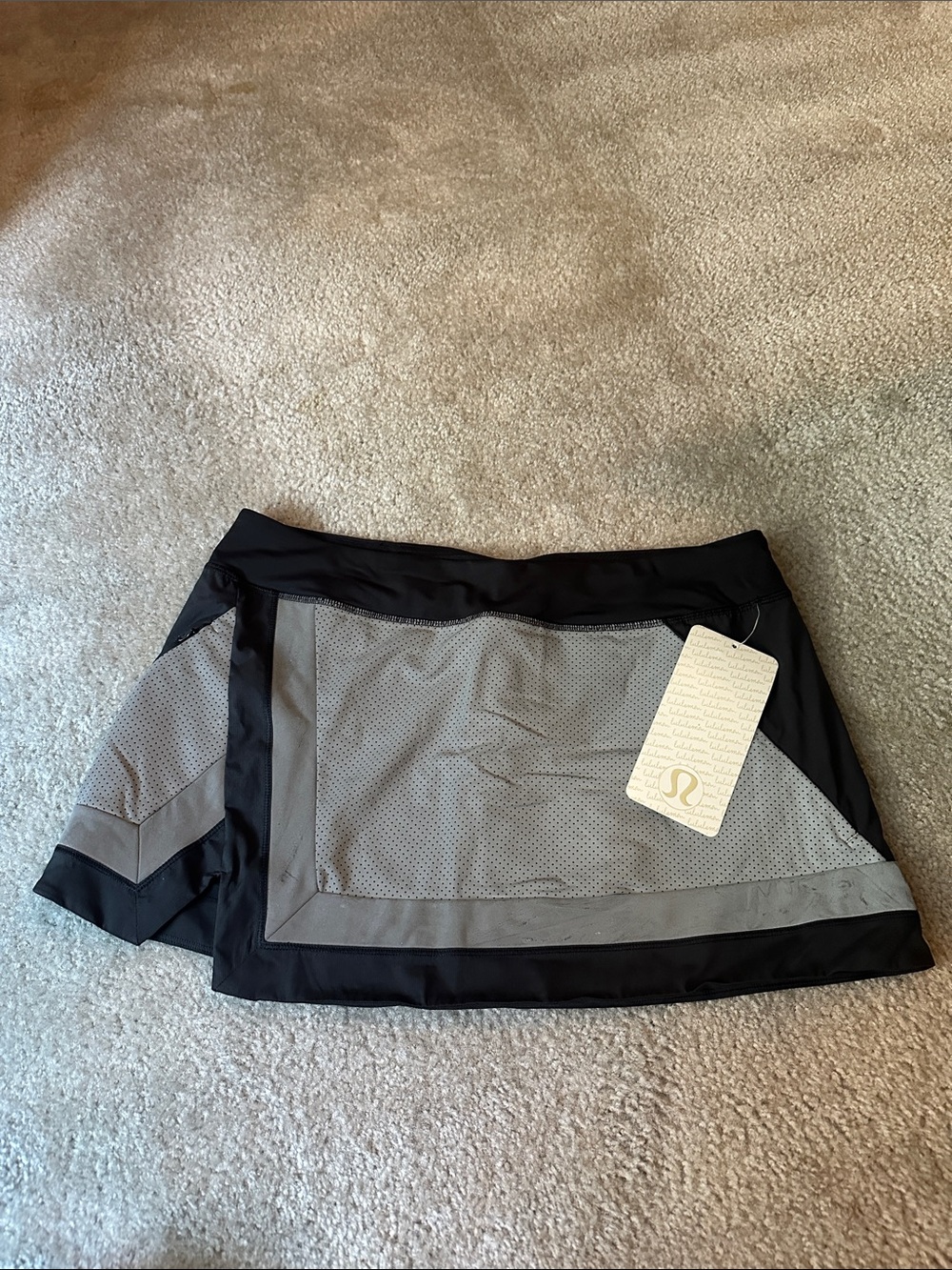 Lululemon light it up skirt size 8 NWT
